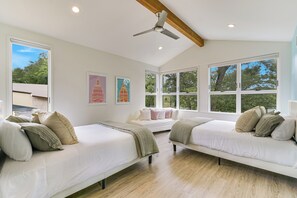 6 slaapkamers, een bureau, een strijkplank/strijkijzer, wifi