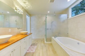 Douche, sèche-cheveux, serviettes fournies