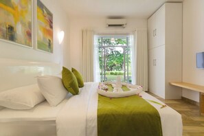 Suite Luxe, vue fleuve | Coffres-forts dans les chambres, rideaux occultants