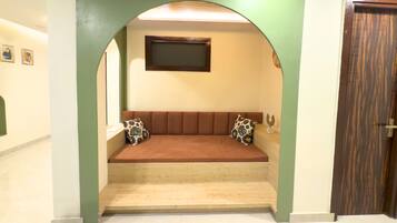 Luxury Suite, Balcony, Valley View | Ruang tamu | 40 inci sebuah televisyen pintar dengan digital