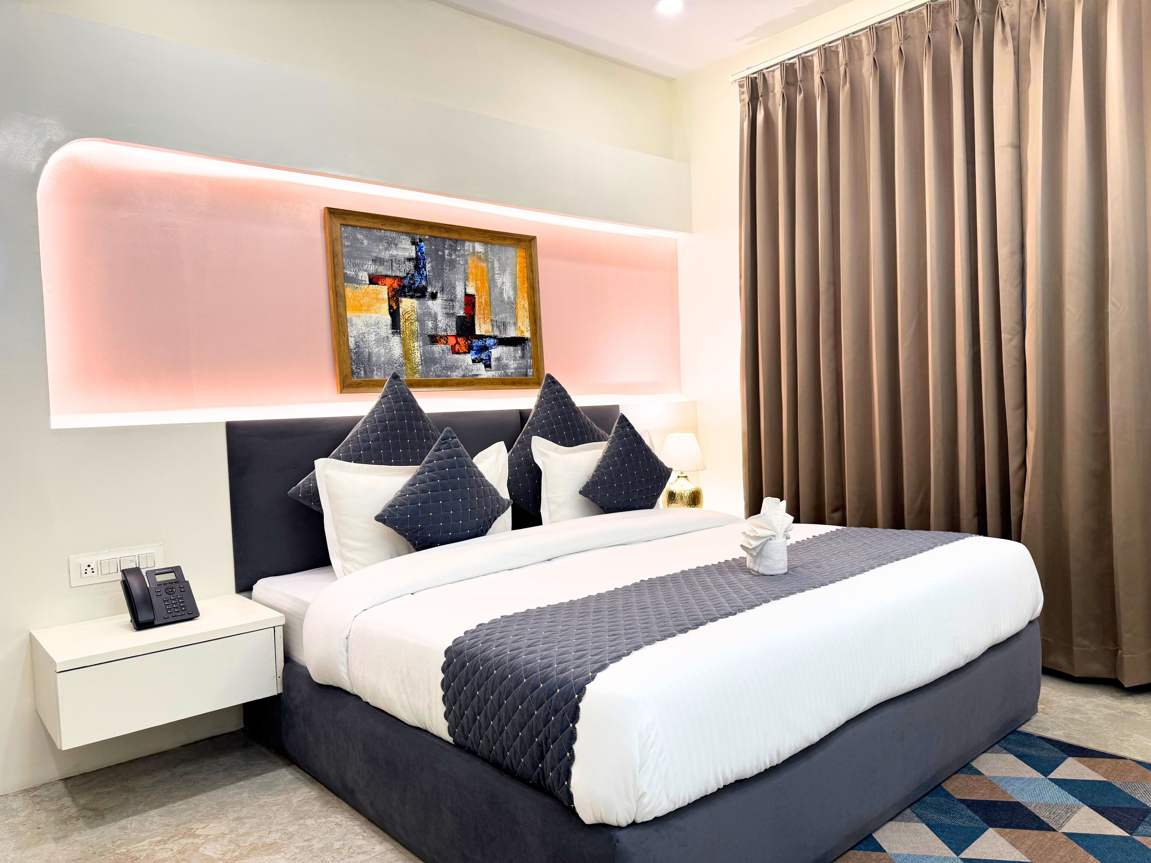 Luxury Suite, Balcony, Valley View | Peralatan tempat tidur premium, gebar bulu kapas, busa memori 