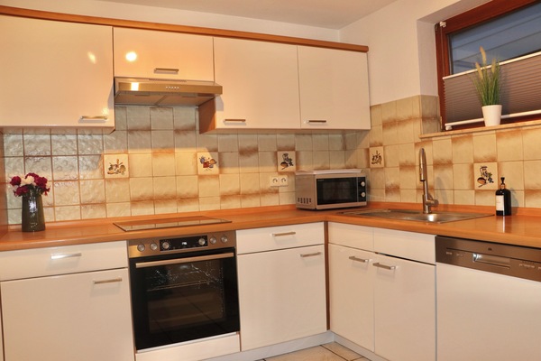 Een microgolfoven, een oven, een kookplaat, een vaatwasser