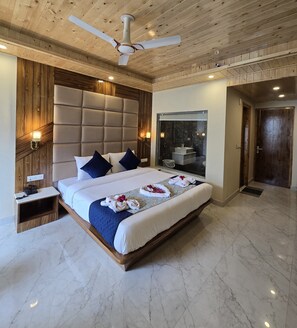 Desk, laptop workspace, free WiFi - THE HIMALAYAN QUEEN  (Manali)