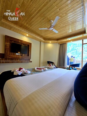 Superior Double Room, Balcony, Mountain View | Bathroom | Shower, free toiletries, slippers, towels