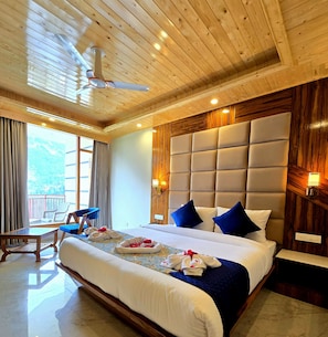 Desk, laptop workspace, free WiFi