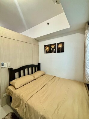 Iron/ironing board, WiFi, bed sheets