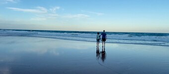 Coastal Retreat: Beach, Lagoon & Cafes Just Steps from Your Door!