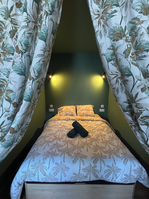 Iron/ironing board, WiFi, bed sheets