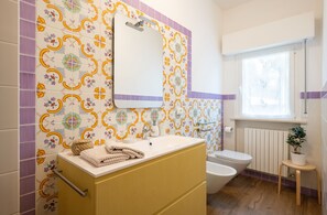 Haartrockner, Handtücher, Seife, Toilettenpapier