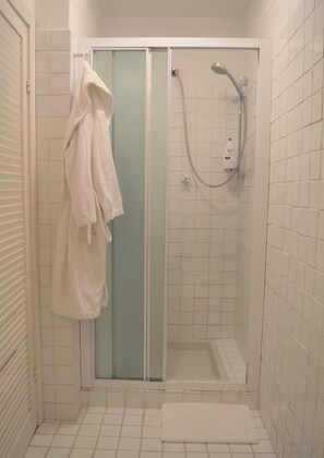 Dusche, Haartrockner, Bidet, Handtücher