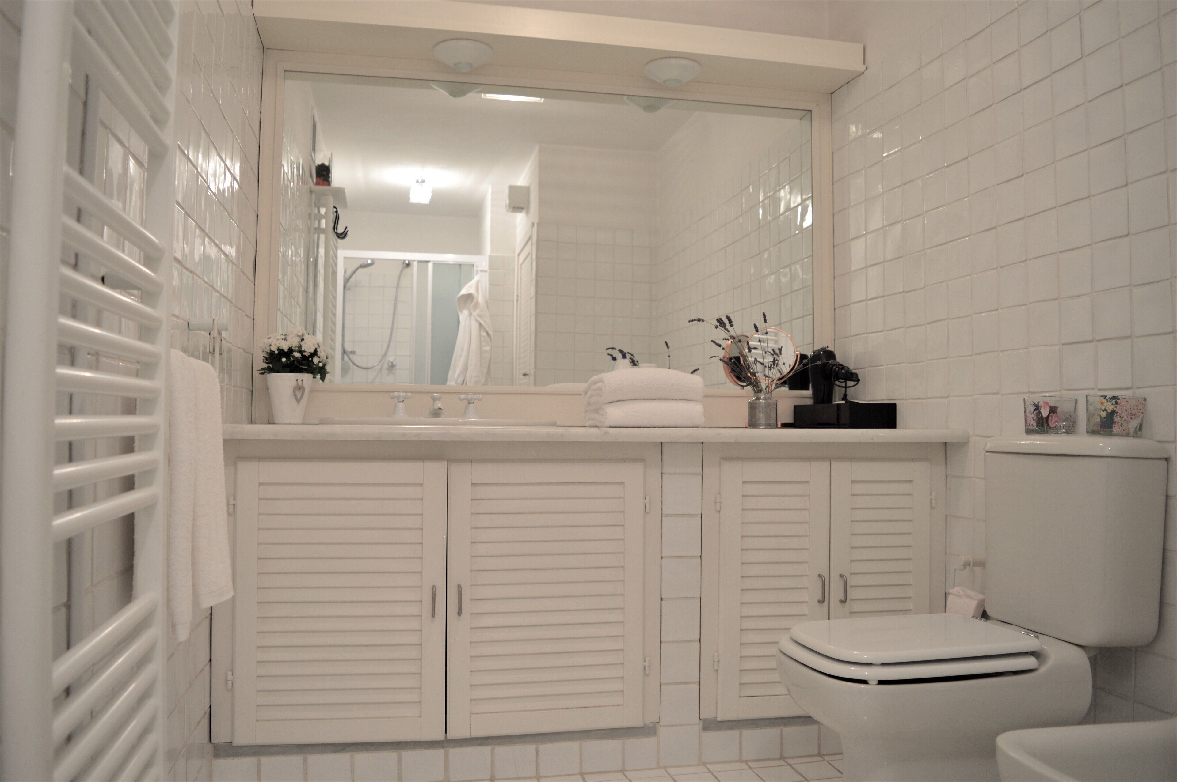 Douche, séchoir à cheveux, bidet, serviettes fournies