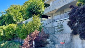 Un immeuble à plusieurs étages avec un escalier en béton menant à un balcon.