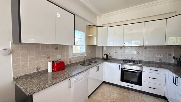 Villa, 6 chambres, fumeur, piscine privée | Cuisine privée