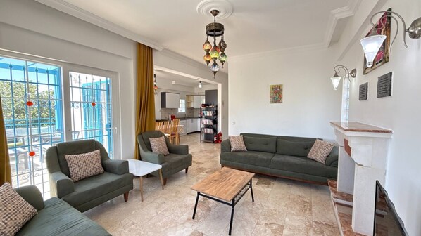 Villa, 6 Bedrooms, Smoking, Private Pool | Living room