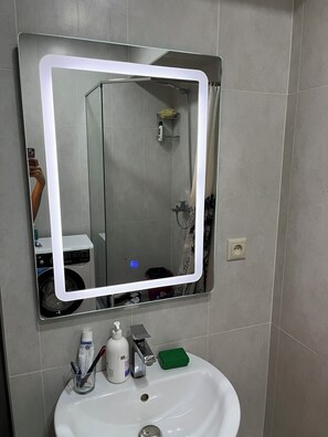 Dusj, hårføner, håndklær og såpe