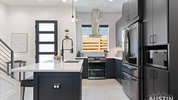 Een koelkast, een magnetron, een oven, een kookplaat