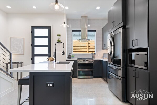 Refrigerador, microondas, horno y parrilla de estufa