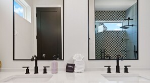 Hair dryer, towels - Rob Scott #2 xxxxxxx (Austin)