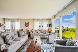 TV, fireplace, DVD player, books
