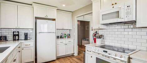 冷蔵庫、電子レンジ、オーブン、コンロ