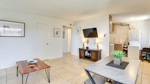 Un apartamento moderno con comedor, cocina y sala de estar.