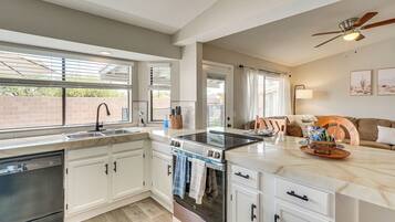 House (3 Bedrooms) | Interior