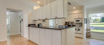 Sunny Sarasota Stay: Screened Pool + Pet Friendly