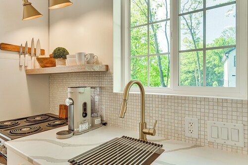 2 Blocks to Lake Michigan: Sleek Couples Retreat!