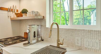2 Blocks to Lake Michigan: Sleek Couples Retreat!