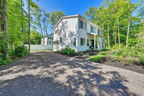 2 Blocks to Lake Michigan: Sleek Couples Retreat!