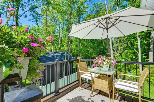 2 Blocks to Lake Michigan: Sleek Couples Retreat!