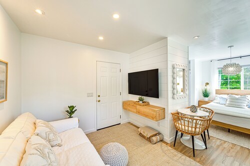 2 Blocks to Lake Michigan: Sleek Couples Retreat!