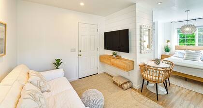 2 Blocks to Lake Michigan: Sleek Couples Retreat!