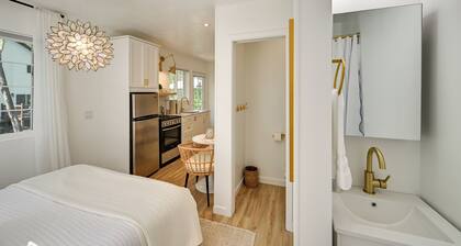2 Blocks to Lake Michigan: Sleek Couples Retreat!