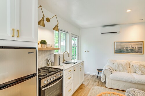 2 Blocks to Lake Michigan: Sleek Couples Retreat!