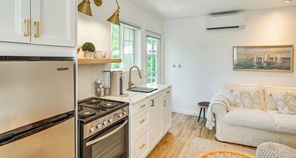 2 Blocks to Lake Michigan: Sleek Couples Retreat!