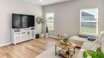 House (3 Bedrooms) | Front of property