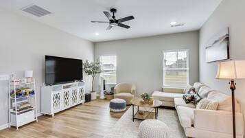 House (3 Bedrooms) | Front of property