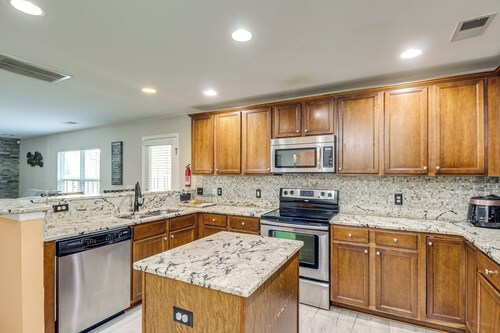 Spacious Home w/ Screened Patio in Pooler!