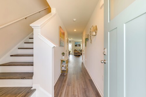 Modern Escape 2 Mi to Surfside Beach Fishing Pier