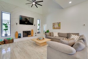 Interior - 7 Mi Fort Myers Beach: Luxe 'mai Tai Villa' (Fort Myers)