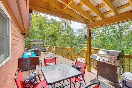 Casa (3 Bedrooms) | Interior. 5 Mi to Harpers Ferry Nhp: Quiet Home w/ Deck