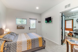 Apartment (0 Bedroom) | Interior - 4 Mi to Blue Ridge Parkway: Floyd Studio w/ Yard (Floyd)