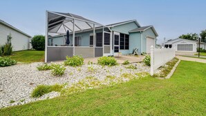 Ein eingeschossiges Haus mit überdachter Terrasse.