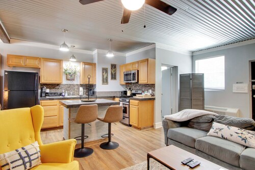 Greenwood Apt: 2 Mi to Self Regional Med Center!