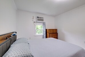 Apartment (0 Bedroom) | Interior - Dock Access: Waterfront Studio in Colonial Beach! (Colonial Beach)
