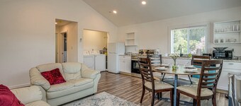 康科德溫馨住宅帶有遮蔽門廊:靠近徒步區