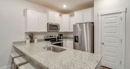 Pensacola Retreat w/ Pool Access, 20 Mi to Beach