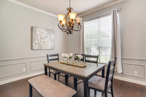 7 Mi to Galleria Dallas: Family Home w/ Yard