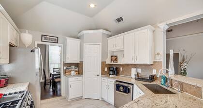 7 Mi to Galleria Dallas: Family Home w/ Yard